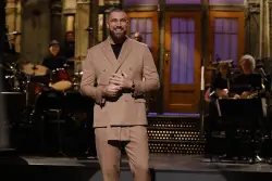 Travis Kelce says hosting ‘SNL’ was hard since he can’t ‘read that well’: ‘F–ked situation’