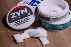 Flight attendant demands passenger spit out Zyn, leaving travelers confused about policies