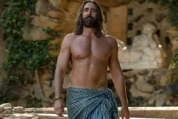‘Foundation’ Star Lee Pace Reveals Why He Had “Smears of Cat Food” on His Body in Season 3: “I’m A Big Fan of the Ferrets”